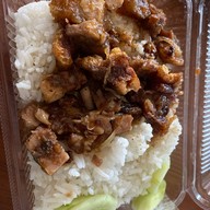 ครัวหนองบอน หมูกรอบ ก๋วยเตี๋ยว ขาหมู ตามสั่ง ยำ