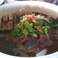 ร้านก๋วยเตี๋ยวอิ่มอร่อย แยกพระยืน