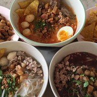 แม่สมพงษ์: ก๋วยเตี๋ยวหมู ก๋วยเตี๋ยวไก่มะระ ส้มตำ ขนมจีน เครื่องดื่ม & กาแฟสด (รพ.สุรินทร์) โรงพยาบาลสุรินทร์