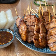 ก๋งป๊อกหมูปิ้งไก่ปิ้งโบราณ เอกมัย คลองตัน