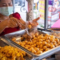 ร้านลูกชิ้นป้าปุ๋ย  สาขาตลาดรวมโชค ฟ้าฮ่าม