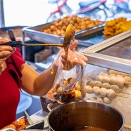 ร้านลูกชิ้นป้าปุ๋ย  สาขาตลาดรวมโชค ฟ้าฮ่าม