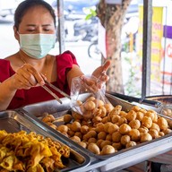 ร้านลูกชิ้นป้าปุ๋ย  สาขาตลาดรวมโชค ฟ้าฮ่าม