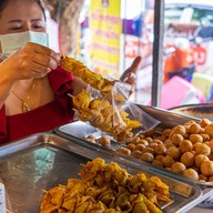ร้านลูกชิ้นป้าปุ๋ย  สาขาตลาดรวมโชค ฟ้าฮ่าม