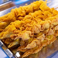 ร้านลูกชิ้นป้าปุ๋ย  สาขาตลาดรวมโชค ฟ้าฮ่าม