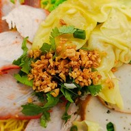 ใบโพธิ์บะหมี่เกี๊ยวหมูแดง