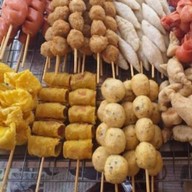 ลูกชิ้นทอดเจ๊ตุ่ยเจดีทอง