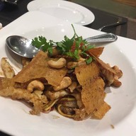 R-แหนมเนือง and อาหารญี่ปุ่น Oshinei