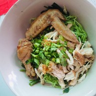 เมนูของร้าน ก๋วยเตี๋ยวไก่มะระบุฟเฟ่ต์สะพานชมพู