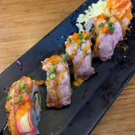 R-แหนมเนือง and อาหารญี่ปุ่น Oshinei