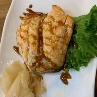 R-แหนมเนือง and อาหารญี่ปุ่น Oshinei