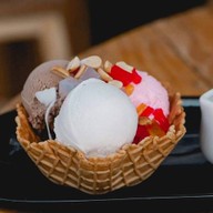 ใหญ่ ไอศครีม