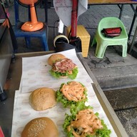 เบอร์เกอร์สามล้อแดง