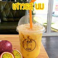 ร้านตู้น้ำ คาเฟ่ หน้าโรงเรียนนารี