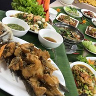 ส้มหยุดยำโซนเก้าอี้แดงหลังไก่ทอด ตลาดรวมทรัพย์อโศก