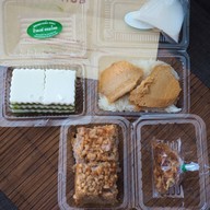 ป้าหงษ์ขนมไทย Mahanakhon Thai Taste Hub