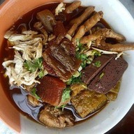 ก๋วยเตี๋ยวไก่มะระ นายสถานี & ข้าวขาหมู