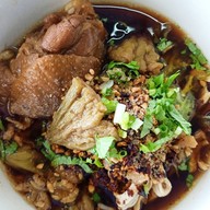 เมนูของร้าน ก๋วยเตี๋ยวไก่มะระ นายสถานี & ข้าวขาหมู