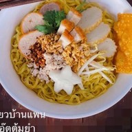 ก๋วยเตี๋ยวต้มยำหมูกรอบ บ้านแพน (โอ๊ตต้มยำ)