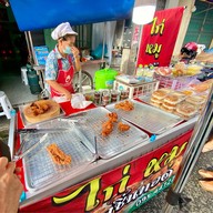 ไก่ทอด หมูทอด ลูกชิ้นทอด ตลาดโก้งโค้ง