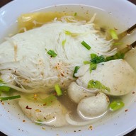 รสดี ก๋วยเตี๋ยวปลา หน้า รร.จีน