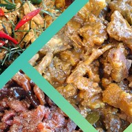 ข้าวแกง ซาลาเปา ครัวชาวใต้ หน้าหมู่บ้านสารินซิตี้