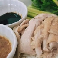 ร้านข้าวมันไก่ฮ่องเต้(โลกยามเช้า) เจ๊น้อย