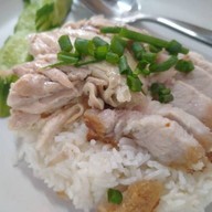 ร้านข้าวมันไก่ฮ่องเต้(โลกยามเช้า) เจ๊น้อย