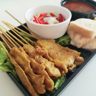 เมนูของร้าน ราดหน้ามหาชน - ของอร่อยเมืองโคราช สนามกีฬา80พรรษา2
