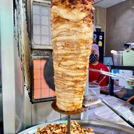 GNN โดเนอร์เคบับ & มอร์ ตลาดต้นไม้ชายคา