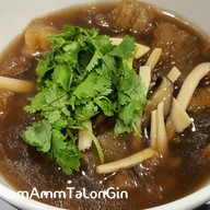เมนูของร้าน หูฉลามน้ำแดงบรั่นดี น้องนิว เยาวราช