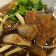เมนูของร้าน หูฉลามน้ำแดงบรั่นดี น้องนิว เยาวราช