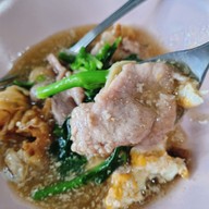 เมนูของร้าน ราดหน้า ราดหน้ายอดผัก เฮียไก่ หมู่บ้านบัวทอง หมู่บ้านบัวทอง
