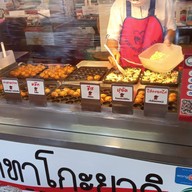 หน้าร้าน โคโค ทาโกะยากิ ตลาดเจ้าพระยาบางใหญ่