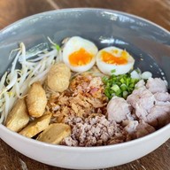 เมนูของร้าน ก๋วยเตี๋ยวท่าอิฐ ต้มยำโบราณ ลูกชิ้นปลาทอด ท่าอิฐ