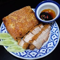 ข้าวหมูกรอบตระกูลโล่ สูตรต้นตำรับเบตง