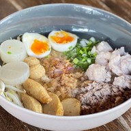 เมนูของร้าน ก๋วยเตี๋ยวท่าอิฐ ต้มยำโบราณ ลูกชิ้นปลาทอด ท่าอิฐ