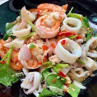 เกรซ-เกมส์ โคตรยำสูตรโบราณ-กระเพราโบราณ รสเด็ด