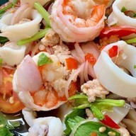 อาหารตามสั่ง ปิ่น&เพชร  🔥 ร้าน ตั้งอยู่ข้างร้านศรีอ่างแก้ว