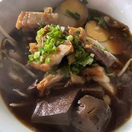 เมนูของร้าน ก๋วยจั๊บโบราณ ตลาดเก่าจันทบูร