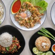 ครัวหญิงลี กะเพราผัดแห้ง ข้าวผัด