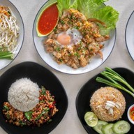 ครัวหญิงลี กะเพราผัดแห้ง ข้าวผัด