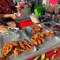 ไก่ทอด หมูทอด ลูกชิ้นทอด ตลาดโก้งโค้ง