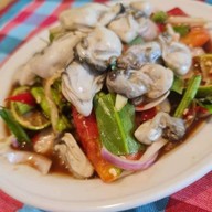 ยำมะม่วงปูม้า - กะเพราพริกแห้ง