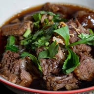 ก๋วยเตี๋ยวเนื้อหลังบ้าน -
