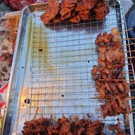 หมูทอดอ๊ะอายหมูปิ้งนมสด คลองเตย