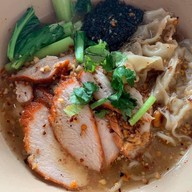 ร้านข้าวหมูแดง กรอกยายชา