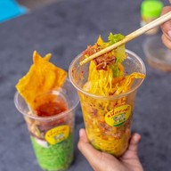 หมี่กระเด้าเขย่าก่อนกิน