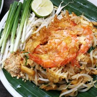 ผัดไทยกุ้งสดโบราณ(สูตรแม่พิกุล)