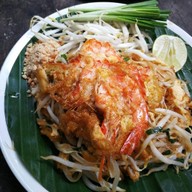 ผัดไทยกุ้งสดโบราณ(สูตรแม่พิกุล)